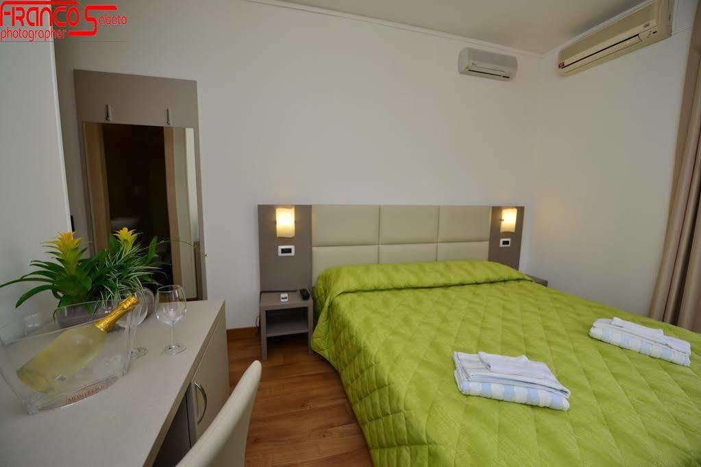 Hotel Bella Peschiera بسكييرا ديل غاردا المظهر الخارجي الصورة